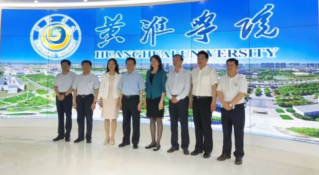 中華職業(yè)教育社理事長陳昌智、河南省副省長霍金花一行參觀展廳